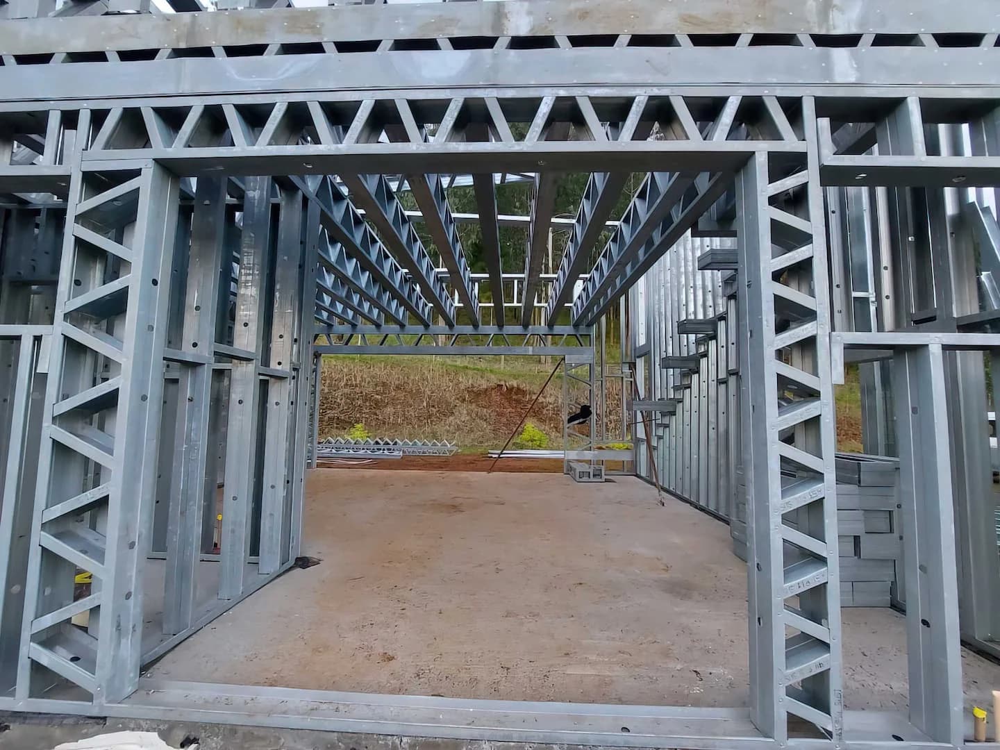 Perfis de aço galvanizado formando o interior de uma obra em Light Steel Framing