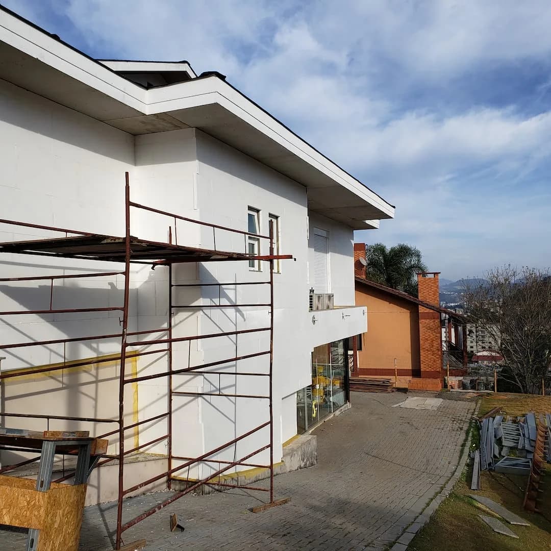Sistema EIFS em residência, obra da Poli Steel em Caçador, SC