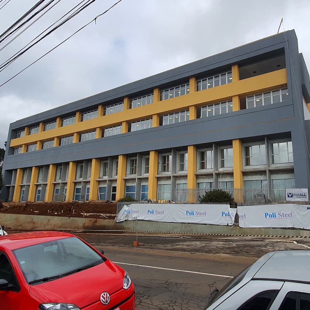 GalpĂŁo industrial em estrutura metĂĄlica entregue pela Poli Steel